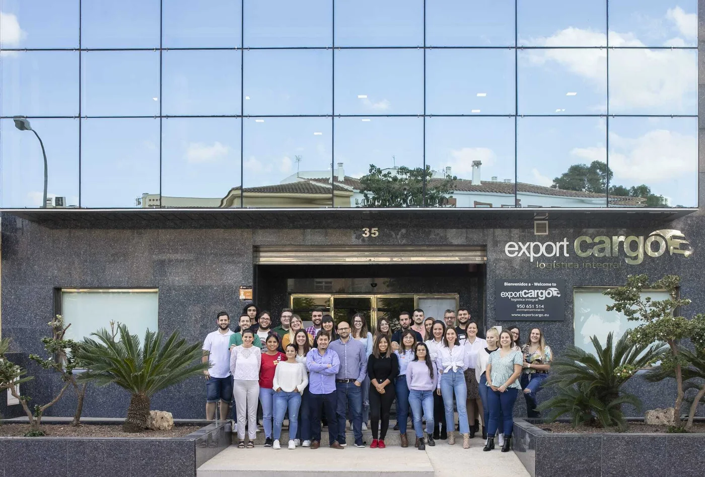 El equipo de Exportcargo ante sus oficinas