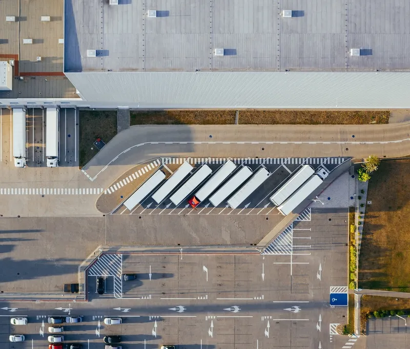 Vista aérea de un centro de transporte y almacenaje